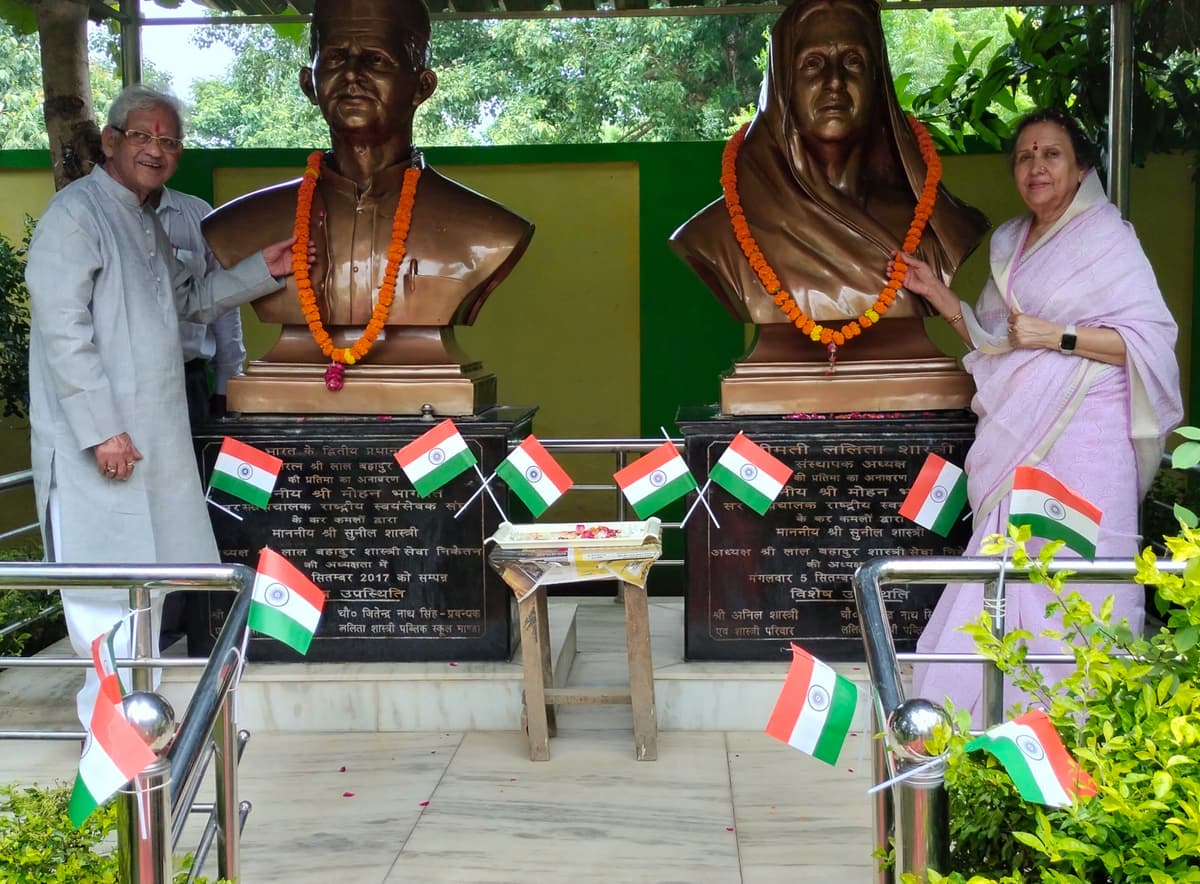 Shri Sunil Shastri &  Shrimati Meera Shashtri garland the statue of Lal Bahadur Shastri.